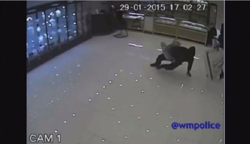 بالفيديولصوص يتزحلقون على أرض متجر لبيع المجوهرات