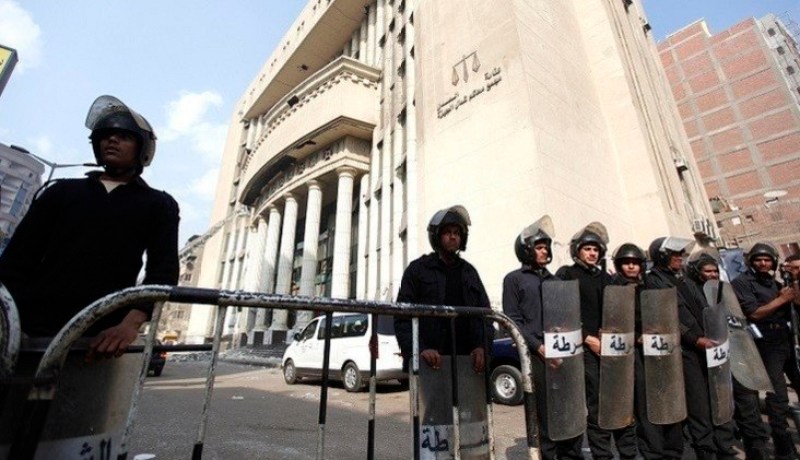 حبس ضابطين بتهمة قتل محام في القاهرة