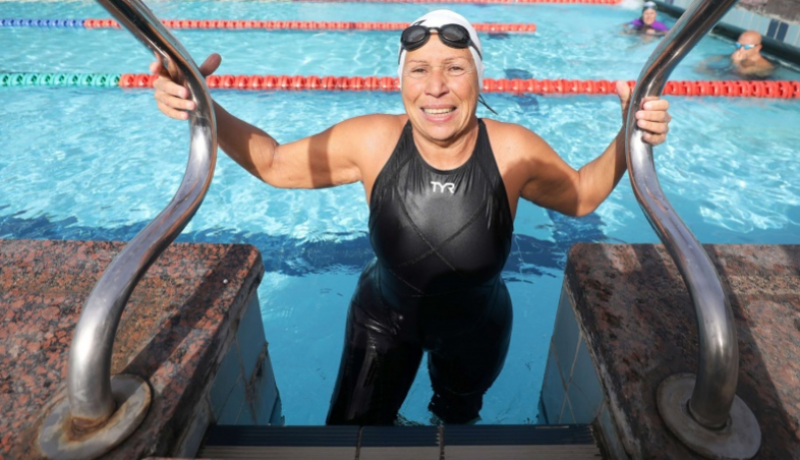 مصرية سبعينية تنافس في بطولات عالمية للسباحة