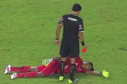 بالفيديو  حارس يموت خوفا من البطاقة الحمراء