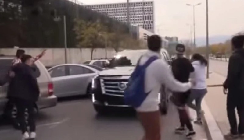 بالفيديو  تهور ميسي في القيادة كاد يودي بحياة مشجعين