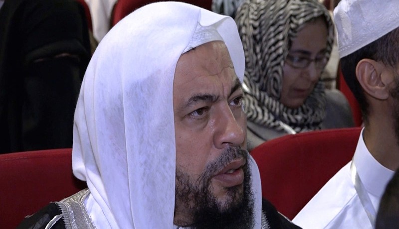 الداعية السعودي محمد موسى الشريف يرفض الوقوف للنشيد الوطني الجزائري