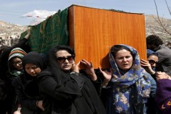 مئات الأشخاص يشيعون جثمان امرأة اتهمت بحرق القرآن في أفغانستان