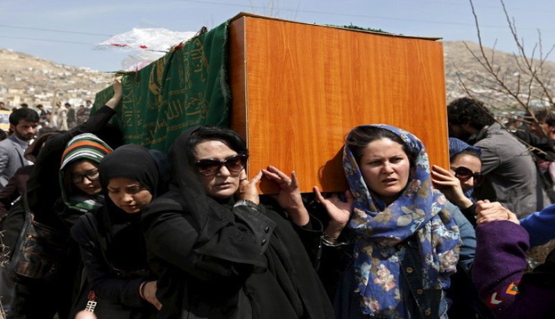 مئات الأشخاص يشيعون جثمان امرأة اتهمت بحرق القرآن في أفغانستان