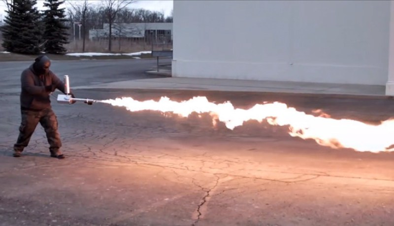 بالفيديو قاذفة لهب بمدى 7 أمتار للاستخدام المنزلي في الولايات المتحدة