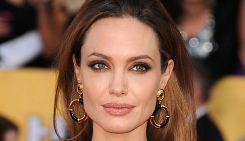 أنجلينا جولي تروّج للسياحة في السودان وأهراماته