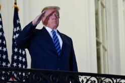 ترامب يعود إلى البيت الأبيض “بدون كمامة” ويدعو الأمريكيين إلى الخروج!