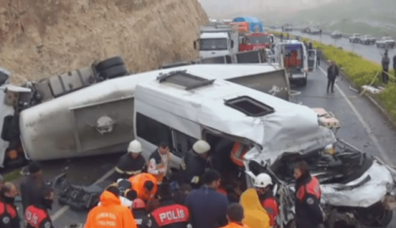 بالفيديو 12 قتيلا في حادث سير مروع جنوب تركيا