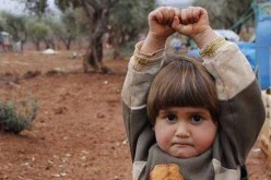 صورة لطفلة سورية استسلمت أمام عدسة صحفي تهز العالم