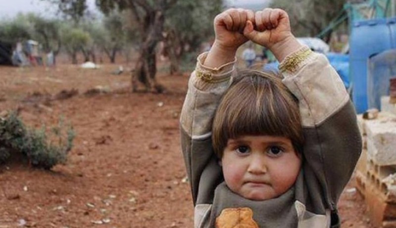 صورة لطفلة سورية استسلمت أمام عدسة صحفي تهز العالم