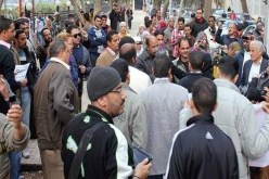شباب تونسيون ينظمون مسيرة من قفصة نحو الحدود مع الجزائر احتجاجا على البطالة
