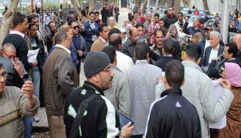شباب تونسيون ينظمون مسيرة من قفصة نحو الحدود مع الجزائر احتجاجا على البطالة