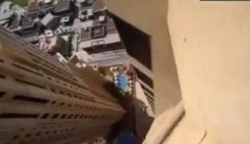 بالفيديو قفزة إنتحارية لشاب من أعلى ناطحة سحاب بدبي