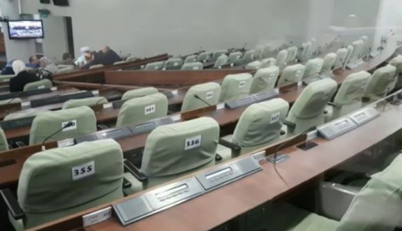 بالصور.. المعارضة تقاطع نشاطات البرلمان