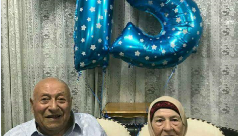 رغم قهر الإحتلال.. قاسم وسارة يحتفلان بعيد زواجهما