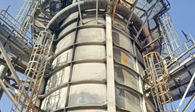 حكار يعاين الأضرار التي خلفها حريق حقل المرق النفطي