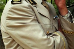 طرد جنرال متقاعد لأنه لم يتستر على إهانة العلم الوطني