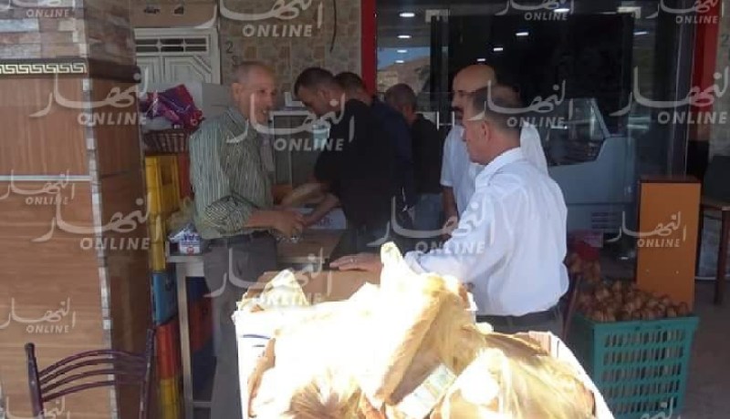 بالصور.. مطعم فاخر يقدم وجبات مجانية لشباب متطوعين في حملة نظافة بغرداية
