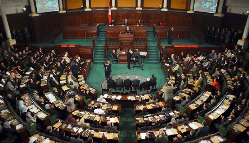 الحكومة التونسية تحيل مشروع قانون مكافحة الإرهاب وغسل الأموال على البرلمان