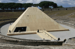 هيكل على شكل أهرامات مصر بـ 20 ضحية لأول بركان بجبل فيزوف