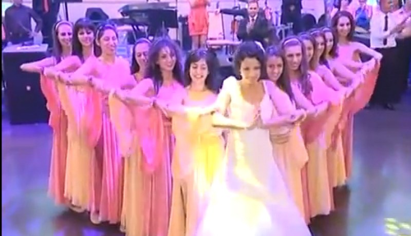 شاهد ماذا فعلت هذه العروس يوم زفافها