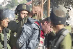 بالفيديو جنود إسرائيليون يعتدون بالضرب المبرح على فلسطيني