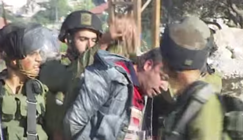 بالفيديو جنود إسرائيليون يعتدون بالضرب المبرح على فلسطيني