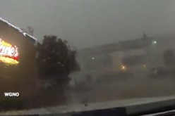 بالفيديو سقوط قطار من فوق جسر بسبب الريح القوية