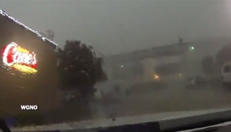 بالفيديو سقوط قطار من فوق جسر بسبب الريح القوية