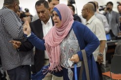 بالفيديو امرأة ترشق رئيس وفد الحوثيين إلى جنيف بحذاء