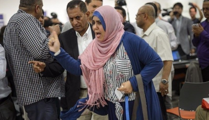 بالفيديو امرأة ترشق رئيس وفد الحوثيين إلى جنيف بحذاء