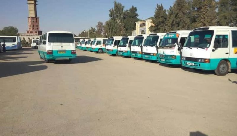سائقو النقل الجماعي يحتجون امام مقر ولاية الاغواط