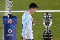 بالفيديو ميسي يرفض جائزة أفضل لاعب في كوبا أمريكا 2015