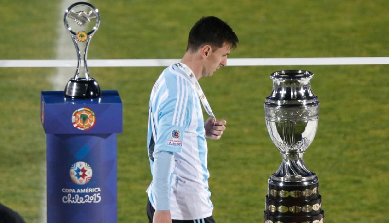 بالفيديو ميسي يرفض جائزة أفضل لاعب في كوبا أمريكا 2015