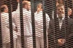 محمد مرسي يدير ظهره خلال جلسة محاكمته