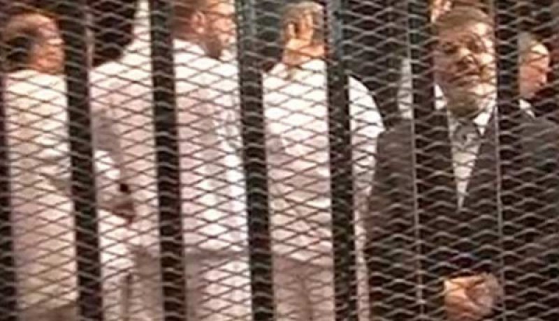 محمد مرسي يدير ظهره خلال جلسة محاكمته