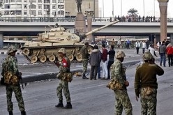 الجيش يحاول ازالة العوائق امام متحف القاهرة والمعتصمون يرفضون