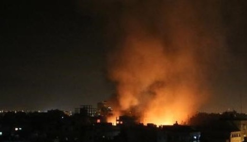 بالصور إصابة خمسة فلسطينيين في غارة اسرائيلية وسط قطاع غزة