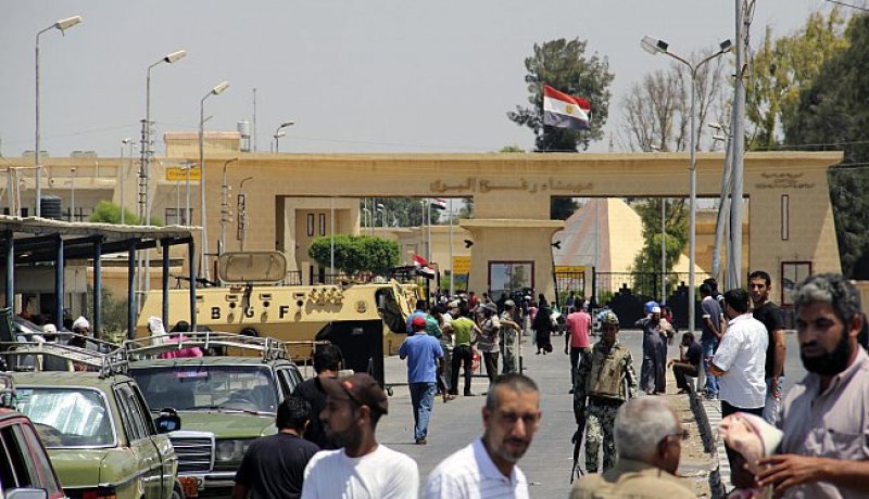 مغادرة العشرات من الحالات الإنسانية قطاع غزة عند فتح معبر رفح
