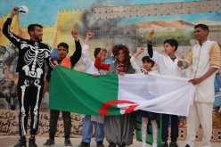بالصور .. شباب وأطفال الأغواط يجسّدون مطالب الحراك الشعبي بمسرحية اليوم