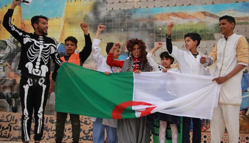بالصور .. شباب وأطفال الأغواط يجسّدون مطالب الحراك الشعبي بمسرحية اليوم