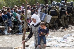 السلطات اليونانية تعلق ترحيل اللاجئين إلى تركيا