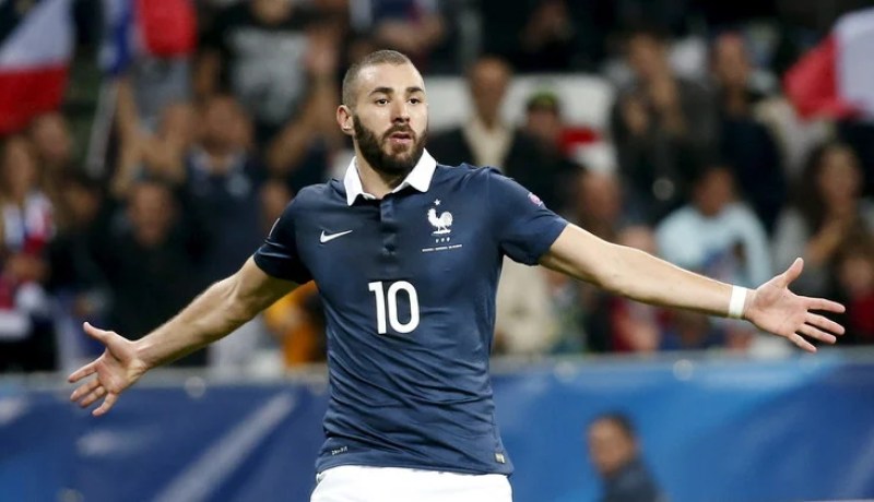 بنزيما يغرد فرحا بدخوله قائمة المرشحين لجائزة الكرة الذهبية