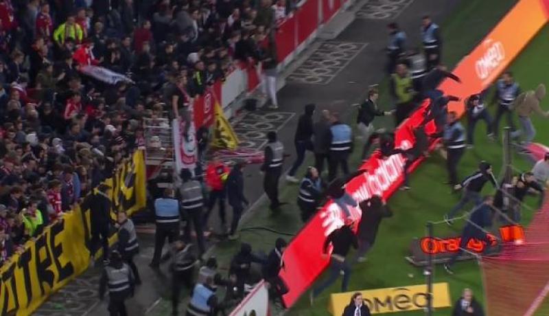 بالفيديو.. أنصار “ليل” يقتحمُون الملعب ويعتدون على “بن زية” وزملائه !