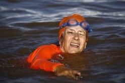 سفيرة هولندا تعبر النيل سباحة بسبب رهان