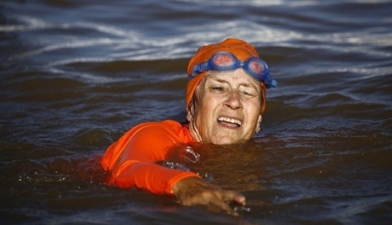 سفيرة هولندا تعبر النيل سباحة بسبب رهان