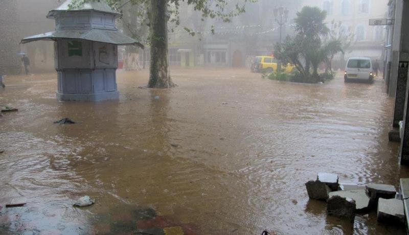 أمطار رعدية مفاجئة تتسبب في فياضانات بشوارع بن سكران في تلمسان