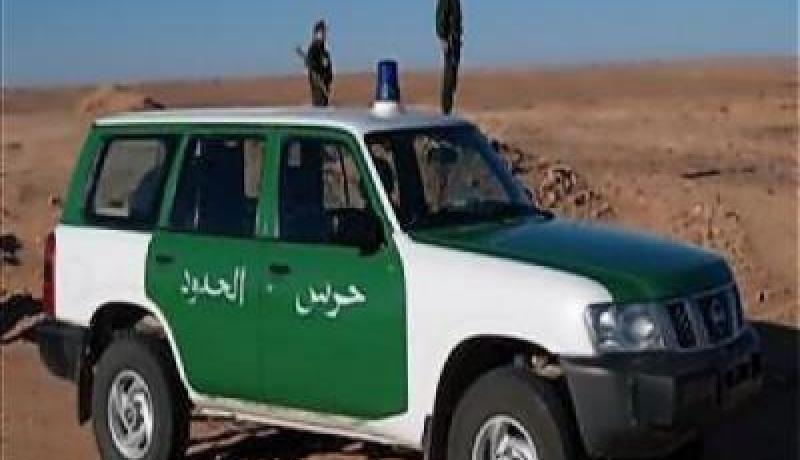 مسلحون بالزي العسكري يطلقون الرصاص من سلاح كلاشينكوف بالبطيم في مغنية