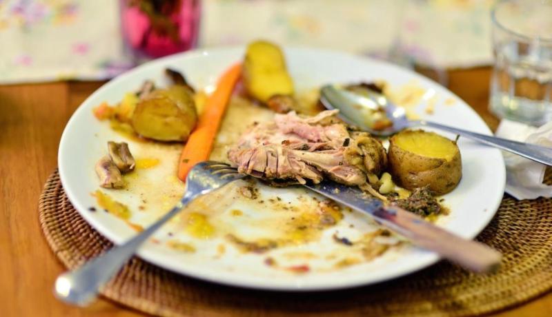 بالفيديو.. لم يعجبه الطّعام فعاقبه صاحب المطعم بأبشع الطرق آخرها إصابته بالعمى