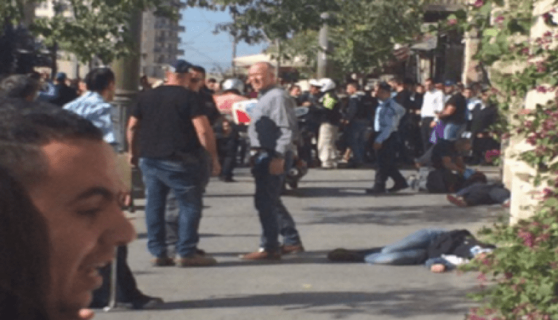 مقتل إسرائيلي في عملية طعن وفلسطينيين اثنين برصاص الجيش الإسرائيلي